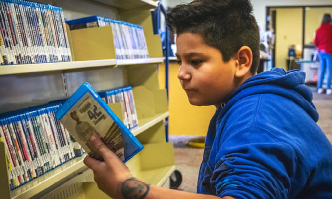 Un adolescente mirando un BluRay